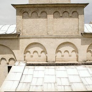 Аркадице и лезене на јужној фасади ариљске цркве