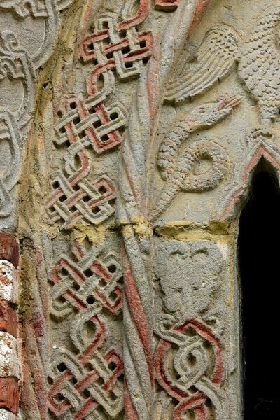 Бифора на источном делу северног зида са представом орлова и змија, детаљ