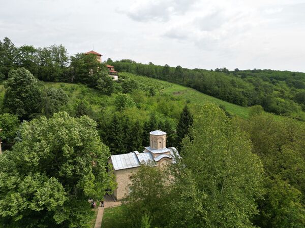 Поглед на цркву одозго