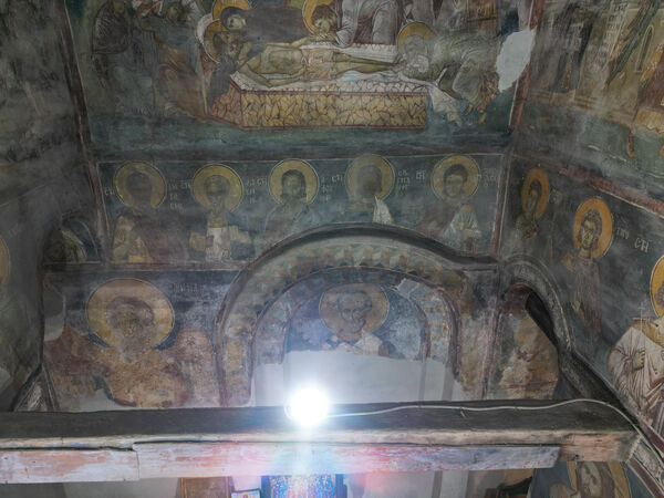 Zone of waist figures in the northern arm of the cross