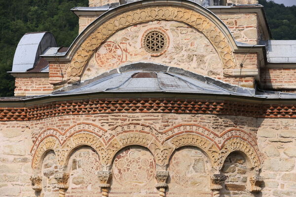 The gable with a rosette and the blind arcade of the altar apse