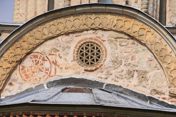 Rosettes and the inscription from 1661/2 on the east gable