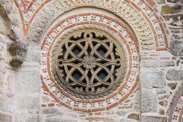 The large western rosette of the northern facade of the nave