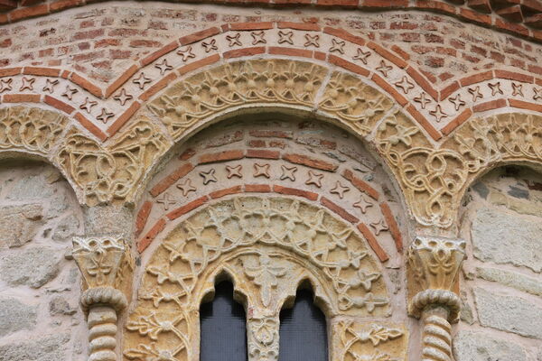 Blind arcade with bifora of the south narthex