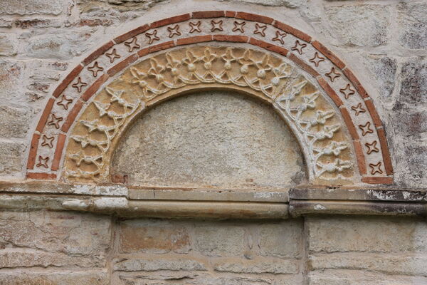 The eastern archivolts of the southern facade of the narthex