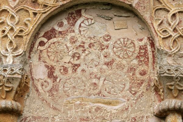 Painted rosette of the altar apse