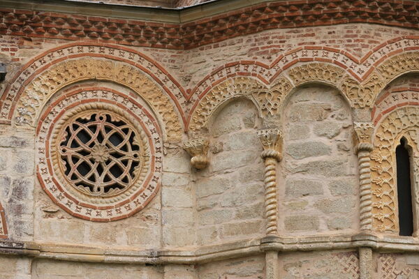 The central large rosette of the southern facade and part of the blind arcade