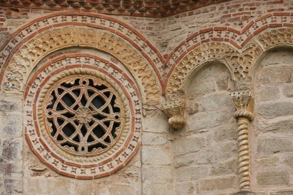 The central large rosette of the southern facade and part of the blind arcade