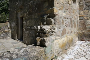 Камена сполија са геометријсим мотивом уграђена у јужни зид припрате
