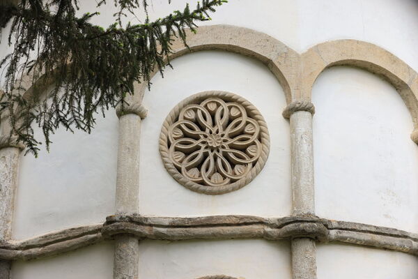 Blind arcade and rosette of the altar apse