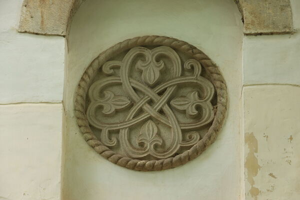 Rosette on the west side of the south facade