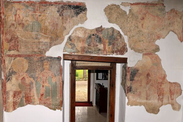 Painting of the first two zones of the western wall of the nave