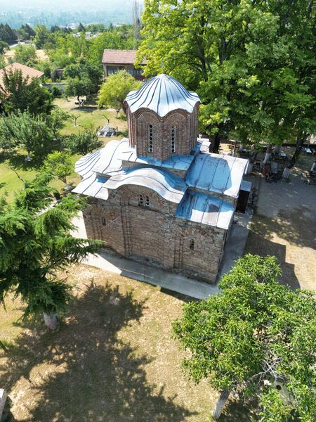Поглед одозго на цркву са севера