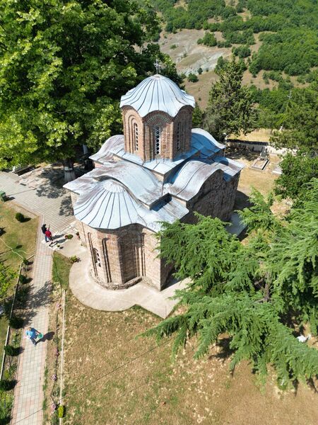 Поглед одозго на цркву са североистока