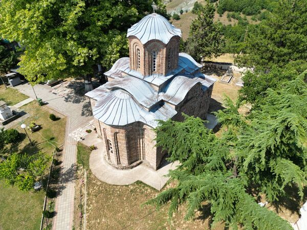 Поглед одозго на цркву са североистока