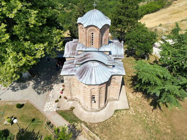 Поглед одозго на цркву са истока