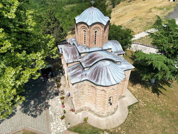 Поглед одозго на цркву са истока