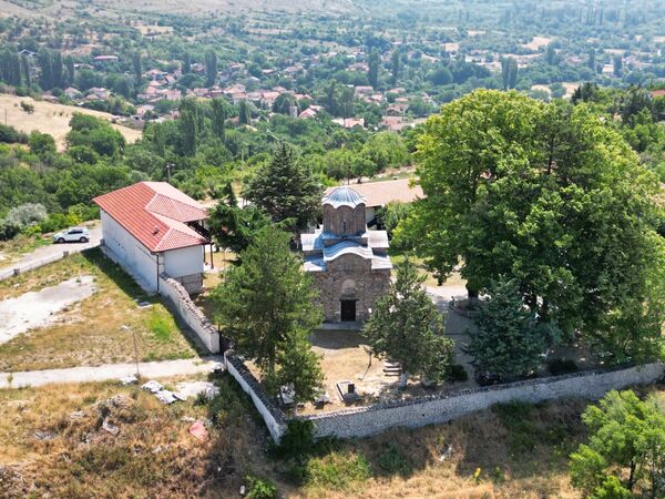 Поглед одозго на цркву и околину 