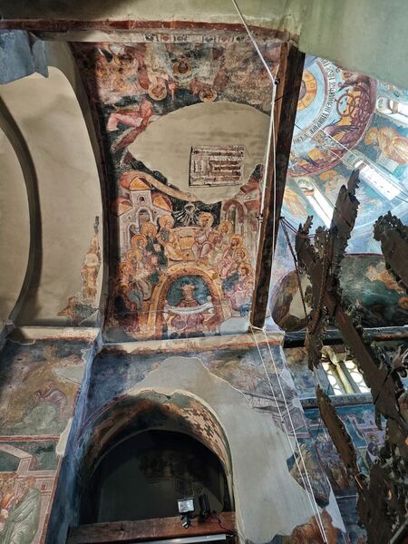 Поглед на више зоне олтарског западног травеја
