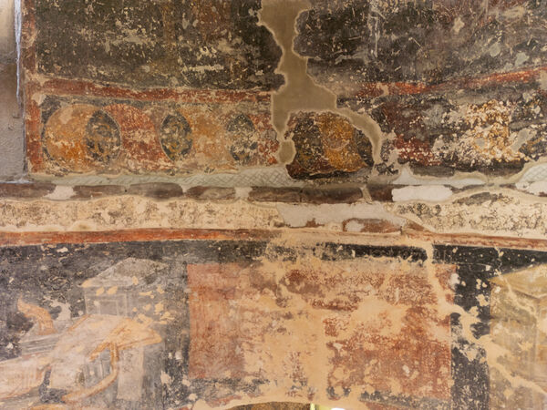 Detail of the ornament at the base of the tambour and remains of the inscription in the dome ring